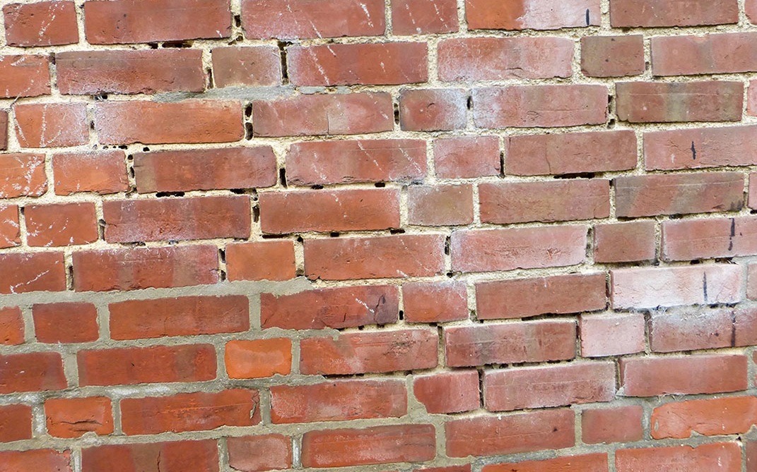 Murværk med tydelige huller fra murbier